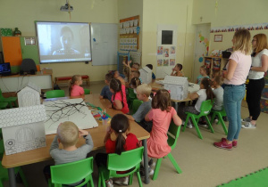 Starszaki wraz z paniami podczas oglądania prezentacji