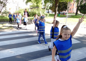 Dzieci ćwiczą przechodzenie przez ulicę