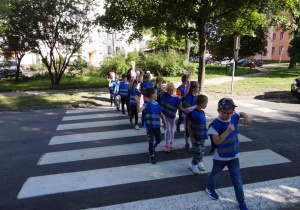 Dzieci ćwiczą przechodzenie przez ulicę