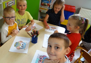 Dzieci kolorują rysunek