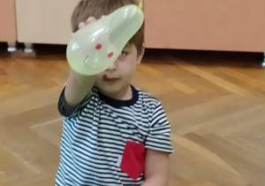 Chłopiec pokazuje swojego balonika