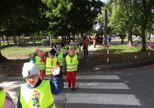 Dzieci z Myślicieli bezpiecznie przechodzą przez jezdnię