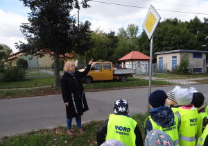 Nauczycielka opowiada dzieciom o znakacch drogowych