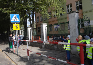 Myśliciele pokazują znane znaki drogowe