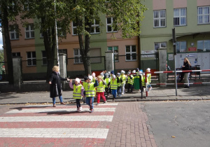 Myśliciele bezpiecznie przechodzą przez jezdnię