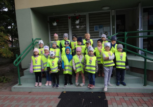 Zdjęcie Myślicieli przed budynkiem przedszkola