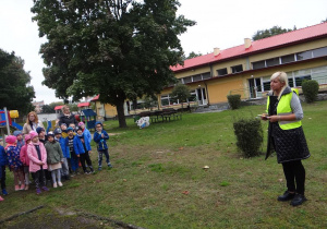 Pani dyrektor podsumowuje próbną ewakuację