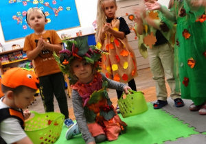 Dzieci biorą udział w zabawach jesiennych