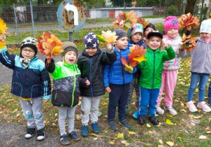 Przedszkolaki z bukietami jesiennymi