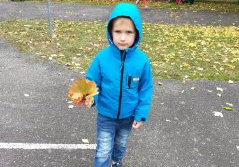 Chłopiec z bukietem z liści