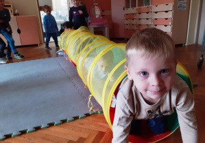 Chłopiec pokonuje tunel