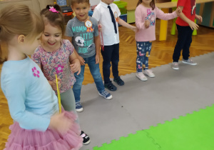 Dzieci z Tropicieli tańczą