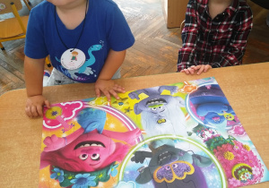 3 latki układają puzzle
