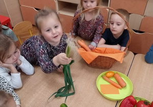 Przedszkolaki segregują warzywa