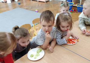 Dzieci próbują warzywa