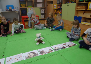 Mały miś też słucha opowiadania nauczycielki