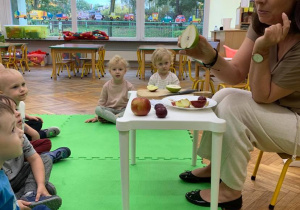 Dzieci poznają budowę owoców