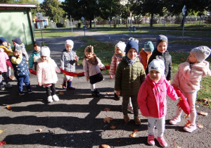 Spacer dzieci w ogrodzie przedszkolnym