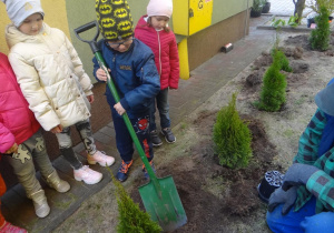 Chłopiec posługuje sie całkiem dobrze łopatą