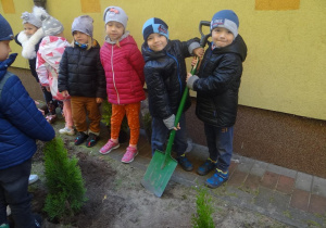 Chłopcy z Myślicieli podczas pracy