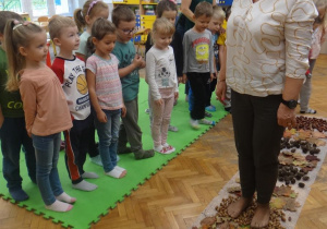 Nauczycielka na ścieżce sensorycznej