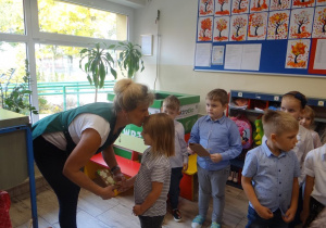 Przedszkolaki wręczają laurki