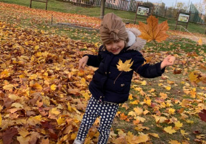 Dziecko łapie liście