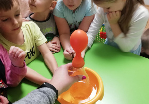 Dzieci oglądają efekt eksperymentu