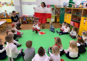 Dzieci poznają flagę Polski