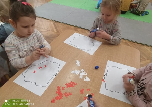 Przedszkolaki wyklejają kontur Polski
