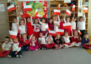 Tropiciele z flagami Polski
