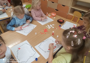 Dzieci wyklejają kontur Polski