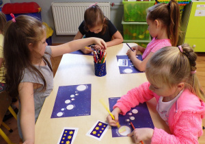 Dzieci tworzą planszę z Układem Słonecznym
