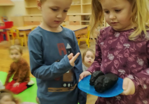 Dzieci oglądają węgiel