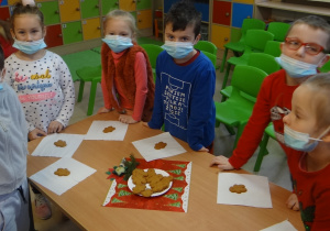 Dzieci ozdabiają ciasteczka świąteczne