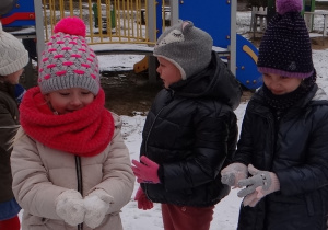 6 - latki bawią się śniegiem