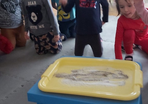 Dzieci obserwują mieszankę soli i pieprzu