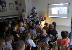 Przedszkolaki witają się z nauczycielkami szkoły