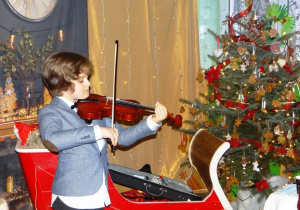 Chłopiec gra na skrzypcach