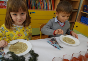 Dzieci podczas posiłku