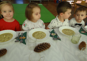 Dzieci przy posiłku