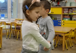 Chłopiec tańczy z dziewczynką