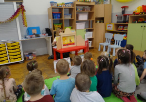 Myśliciele oglądają teatrzyk