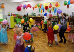 3 latki tańczą z balonami