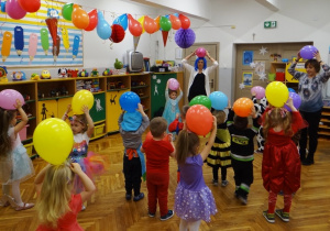 3 latki tańczą z balonami