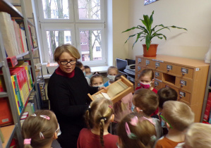 Starszaki poznają katalogi w bibliotece