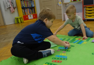 Chłopcy układają według wzrastającej liczby