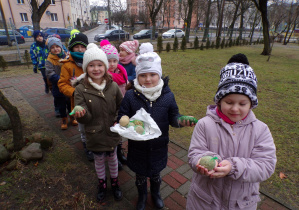 Starszaki idą dokarmiać ptaki