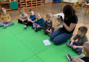Dzieci słuchają historii o psie ze schroniska