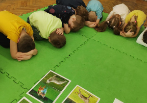 Przedszkolaki ćwiczą obronę przed psem